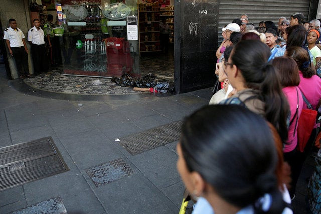 Βενεζουέλα: Πέθανε από την πείνα έξω από σούπερ μάρκετ – Σκληρές εικόνες